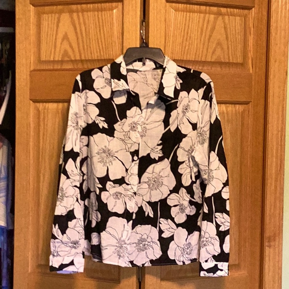 Women’s ExLarge blouse/light jacket coverlet.